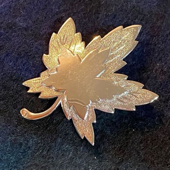 Monet Silver Maple Leaf Pin Brooch - Picture 6 of 10